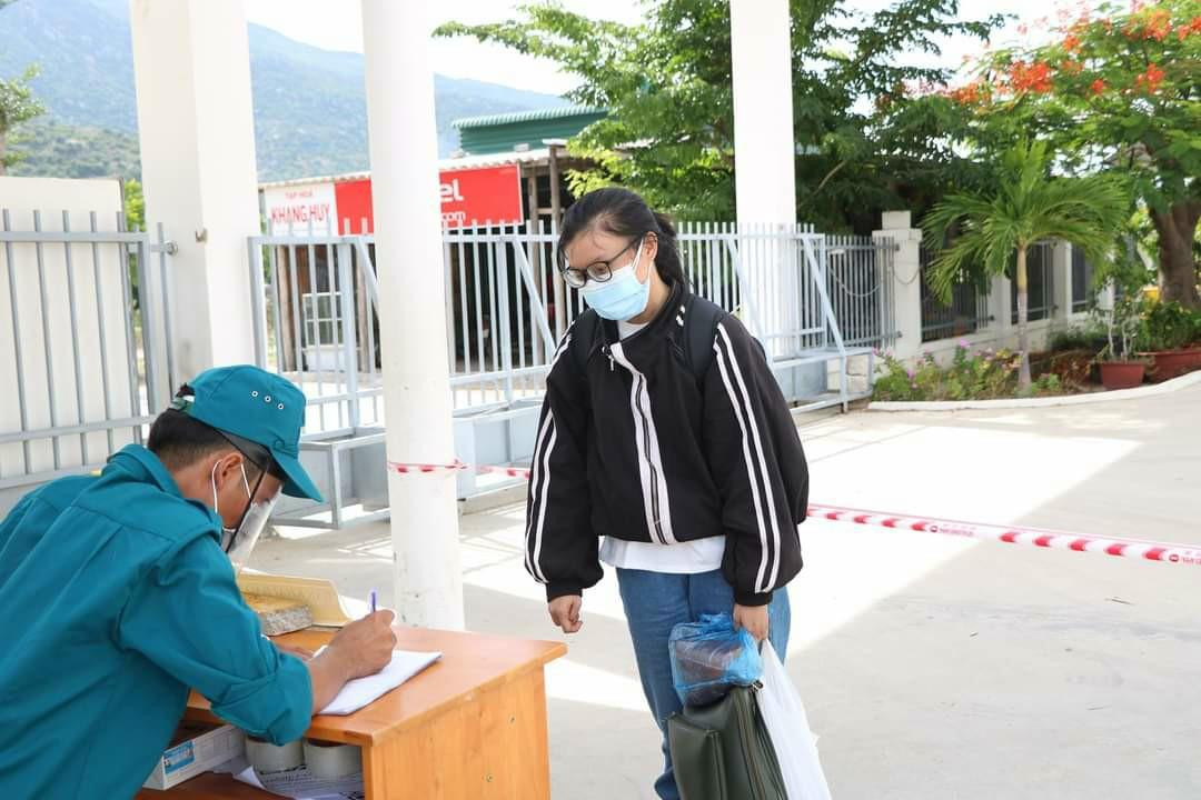 Người dân khai báo y tế tại khu cách ly Trung đoàn 896. Ảnh L.H Người dân khai báo y tế tại khu cách ly Trung đoàn 896. Ảnh L.H