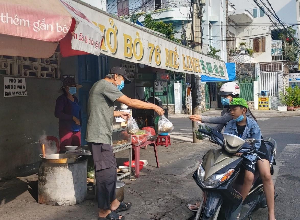 TP. Nha Trang cho phép quán ăn ở "vùng xanh, vùng vàng" được bán mang về. Ảnh L.H