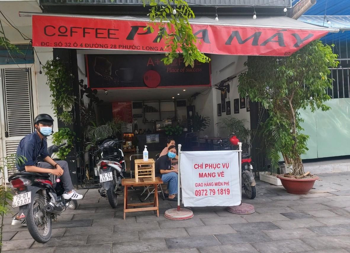 Quán ăn, quán cà phê Nha Trang thực hiện phương thức "chỉ phục vụ mang về". Ảnh LỮ HỒ.