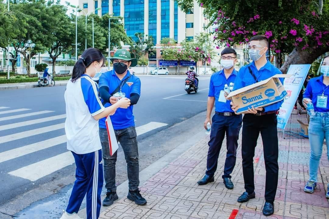 Các tình nguyện viên phát nước uống cho thí sinh tại TP. Nha Trang. Ảnh Tỉnh đoàn Khánh Hoà Các tình nguyện viên phát nước uống cho thí sinh tại TP. Nha Trang. Ảnh Tỉnh đoàn Khánh Hoà