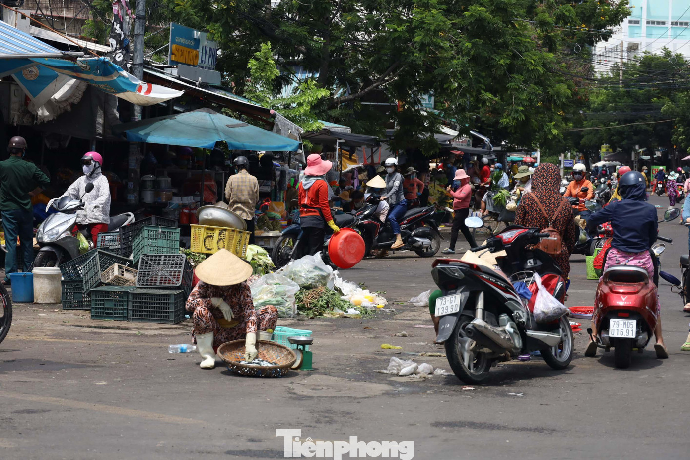 Người dân TP. Nha Trang đi chợ đông đúc trong thời điểm đang áp dụng Chỉ thị 16. Ảnh Thiên Bình.