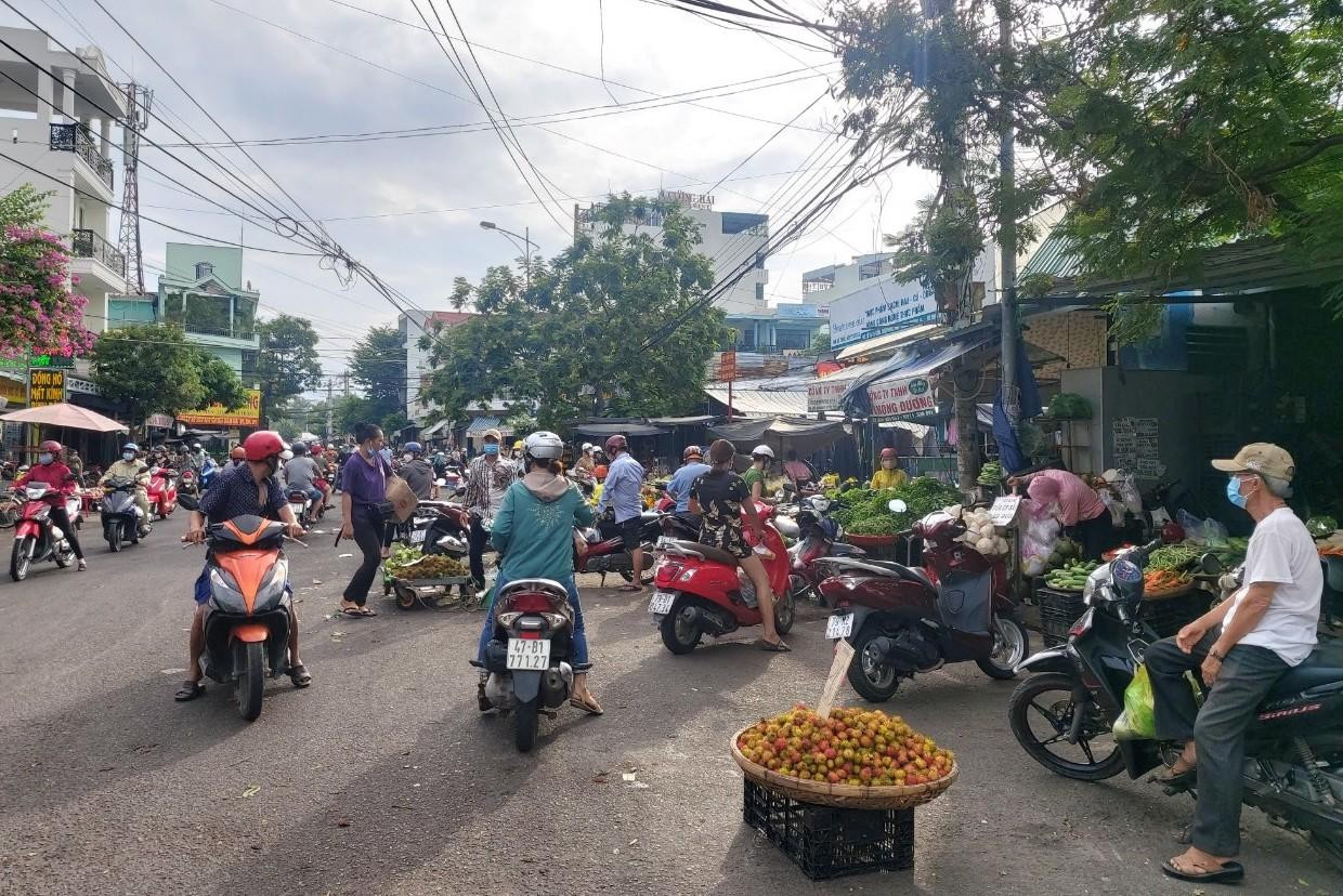 Người dân tập trung đông đúc tại các chợ tạm tại đường phố Nha Trang. Ảnh LỮ HỒ.