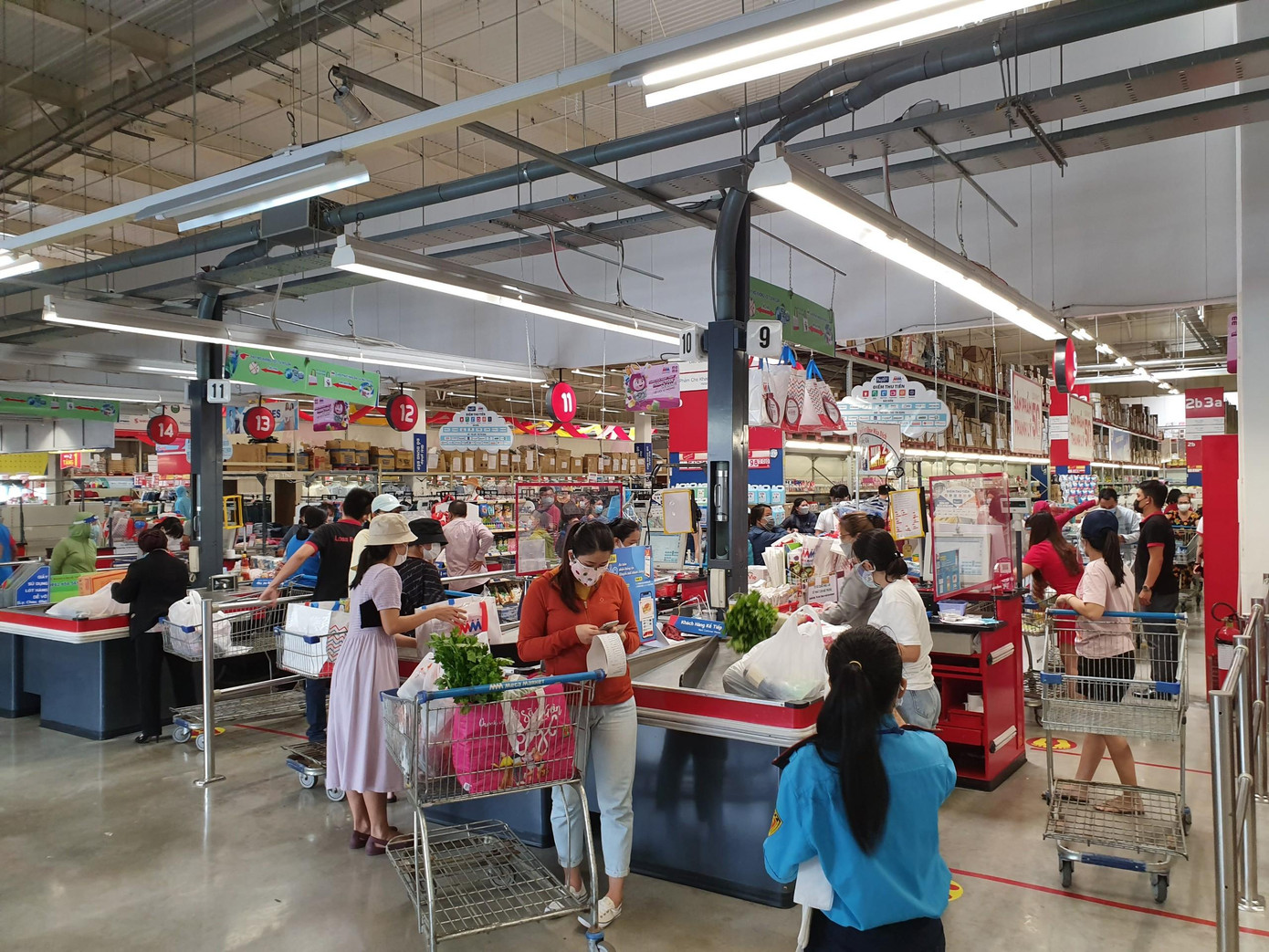 Người dân TP. Nha Trang đi mua hàng tại siêu thị ngày 24/7. Ảnh L.H