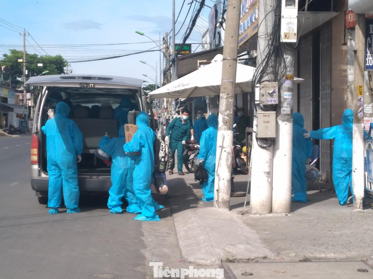 Khánh Hoà đưa các ca nghi mắc COVID - 19 ở TP. Nha Trang đi cách ly. Ảnh LỮ HỒ. Khánh Hoà đưa các ca nghi mắc COVID - 19 ở TP. Nha Trang đi cách ly. Ảnh LỮ HỒ.