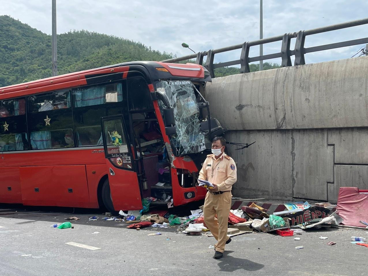 Xe khách Bắc - Nam bị bẹp dúm đầu khi đâm vào thành cầu trên đèo Rù Rì. Ảnh LỮ HỒ.