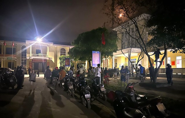 Người dân đến trụ sở xã phản đối việc hút cát