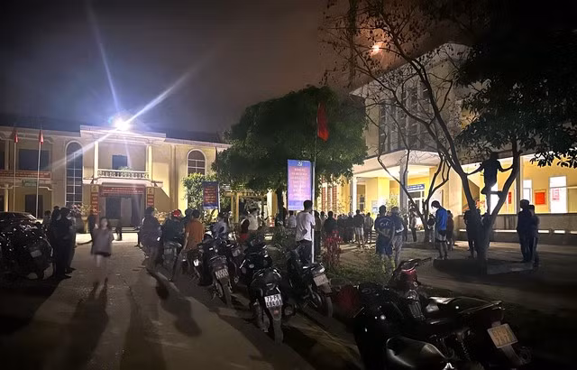 Người dân đến trụ sở xã phản đối việc hút cát