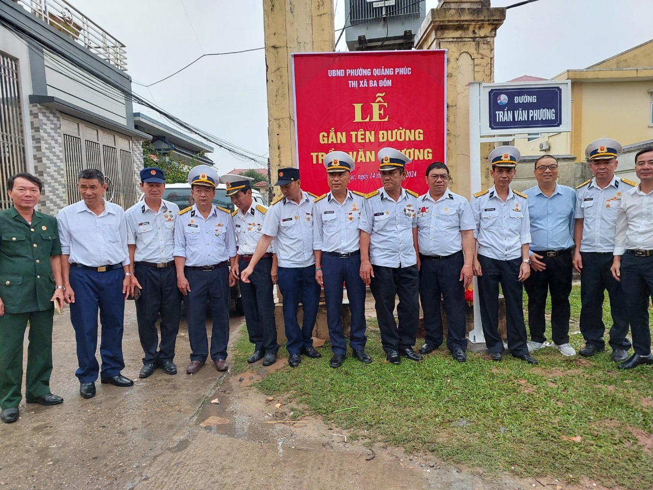 Đồng đội xúc động và tự hào bên biển tên đường mang tên Trần Văn Phương Đồng đội xúc động và tự hào bên biển tên đường mang tên Trần Văn Phương