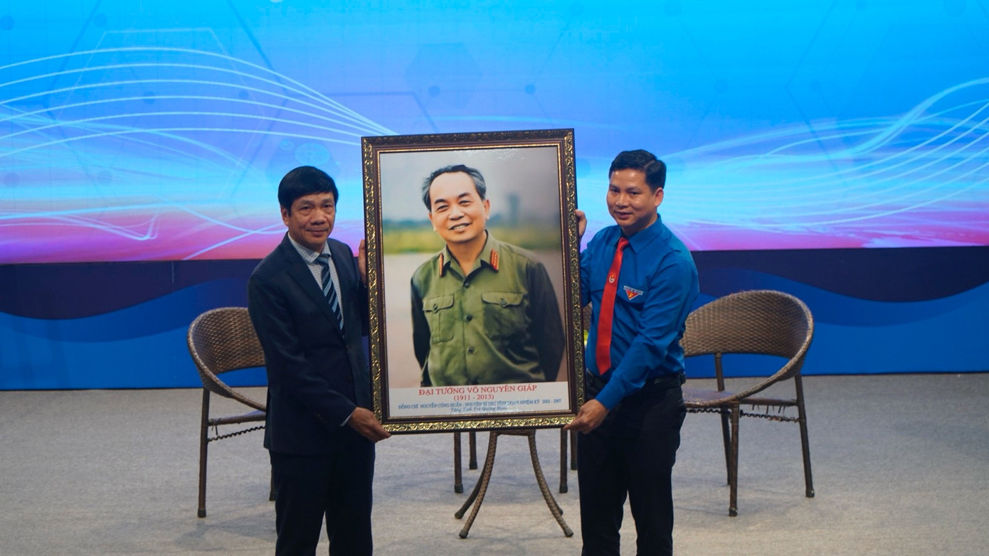 Lãnh đạo tỉnh Quảng Bình tặng bức tranh chân dung Đại tướng Võ Nguyên Giáp cho Tỉnh Đoàn Quảng Bình.