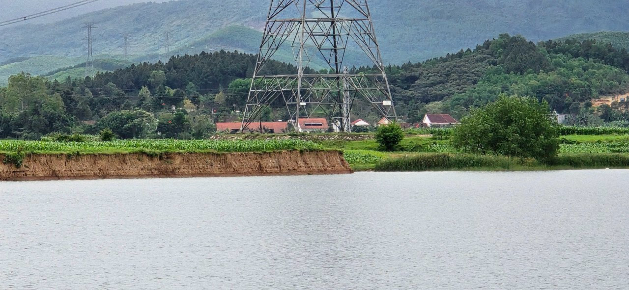 Vị trí hút cát cách cột điện cao thế này chưa đến 100m