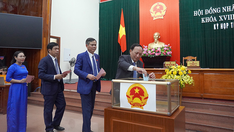 Các đại biểu bỏ phiếu về công tác cán bộ Các đại biểu bỏ phiếu về công tác cán bộ