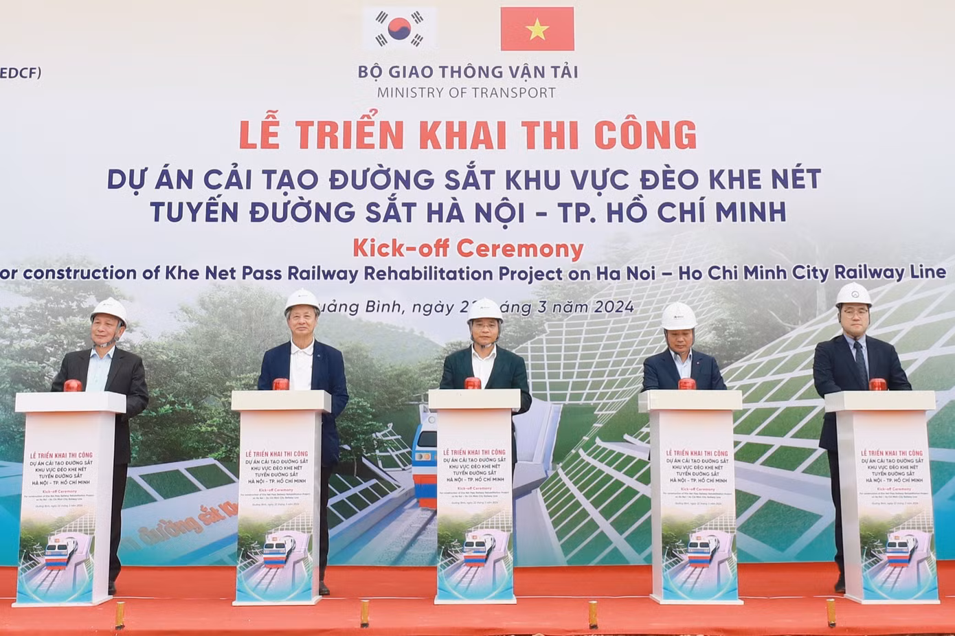 Các đại biểu bấm nút khởi công dự án. Các đại biểu bấm nút khởi công dự án.