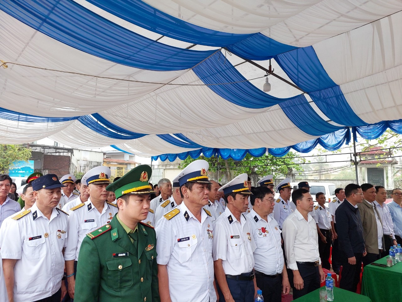 Buổi lễ diễn ra trang trọng ngay bên bờ sông Gianh, thuộc phường Quảng Phúc - quê hương của liệt sỹ Trần Văn Phương Buổi lễ diễn ra trang trọng ngay bên bờ sông Gianh, thuộc phường Quảng Phúc - quê hương của liệt sỹ Trần Văn Phương