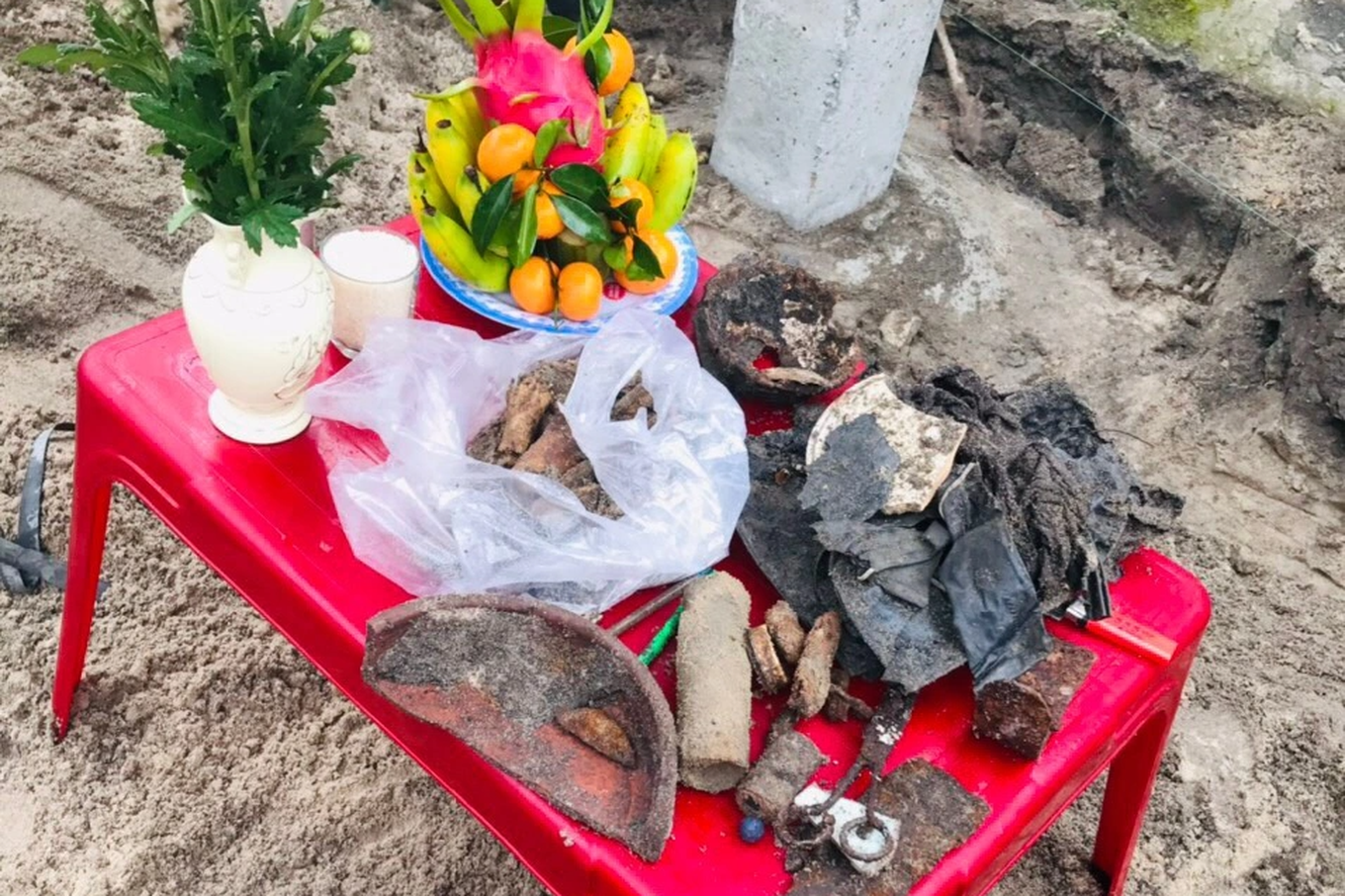 Nhiều hài cốt và di vật của liệt sỹ trong vườn nhà ông Liểu Nhiều hài cốt và di vật của liệt sỹ trong vườn nhà ông Liểu