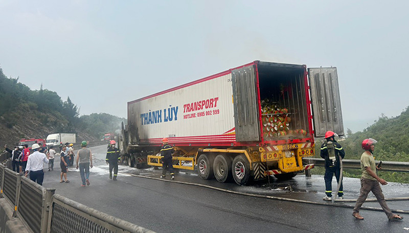 Lực lượng chức năng có mặt kịp thời dập tắt đám cháy