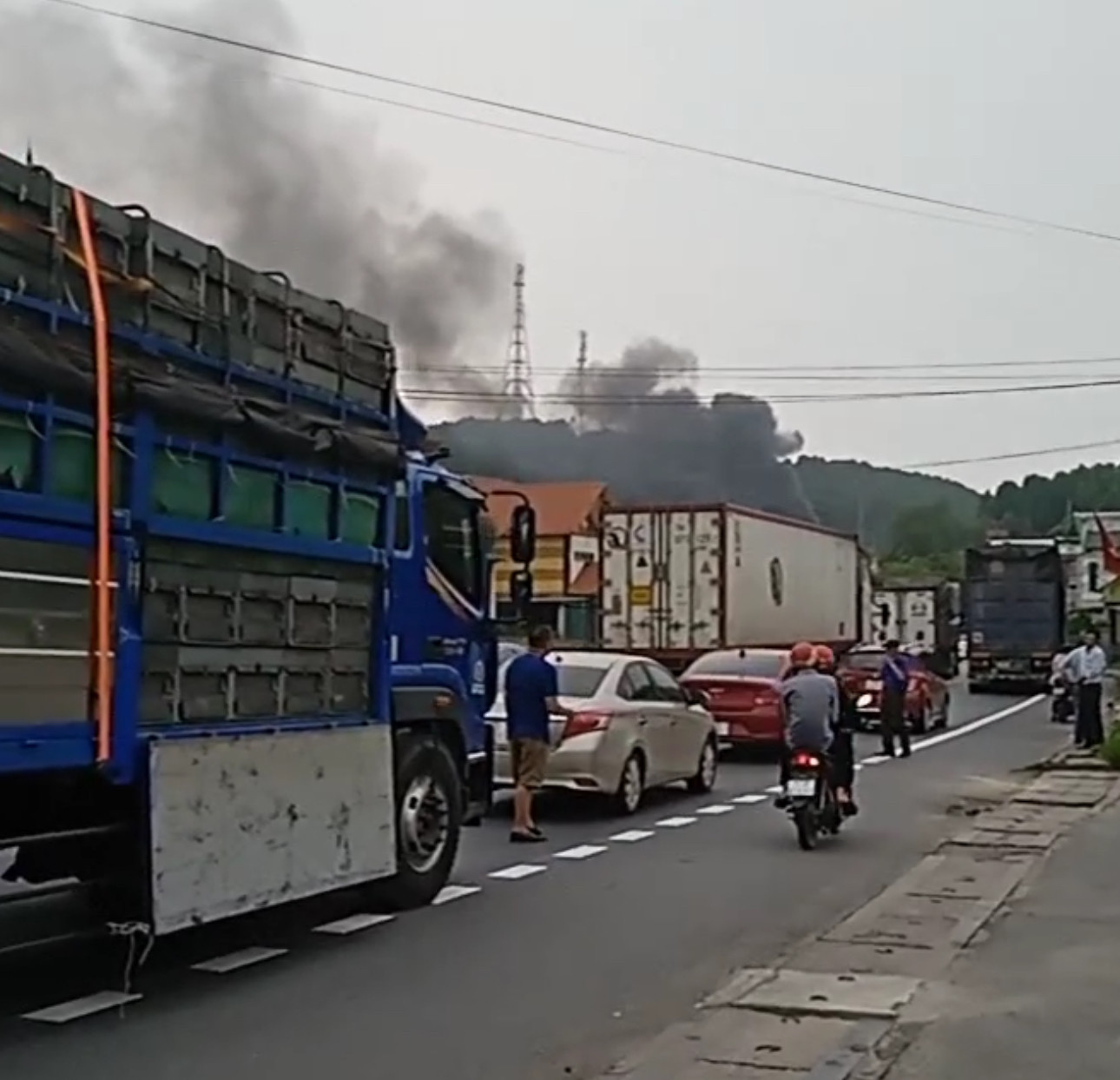 Vụ cháy gây ách tắc nhiều giờ đồng hồ trên QL1A đoạn qua Đèo Lý Hoà