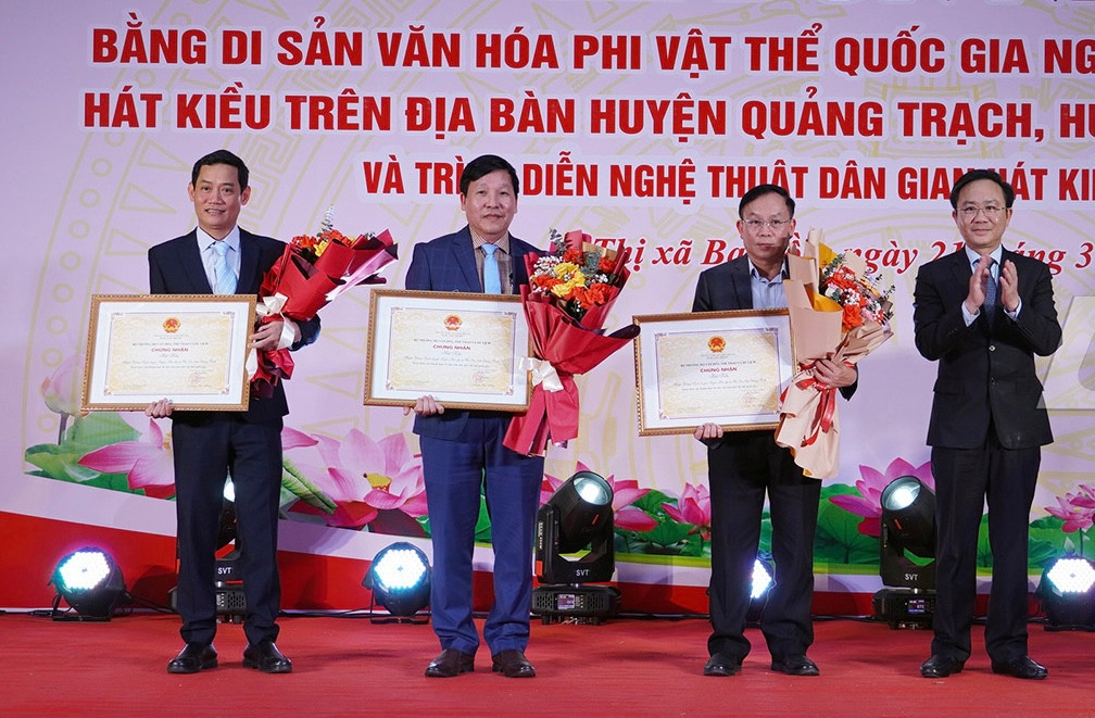 Lãnh đạo tỉnh Quảng Bình trao Bằng công nhận cho lãnh đạo 3 địa phương có diễn xướng hát Kiều.