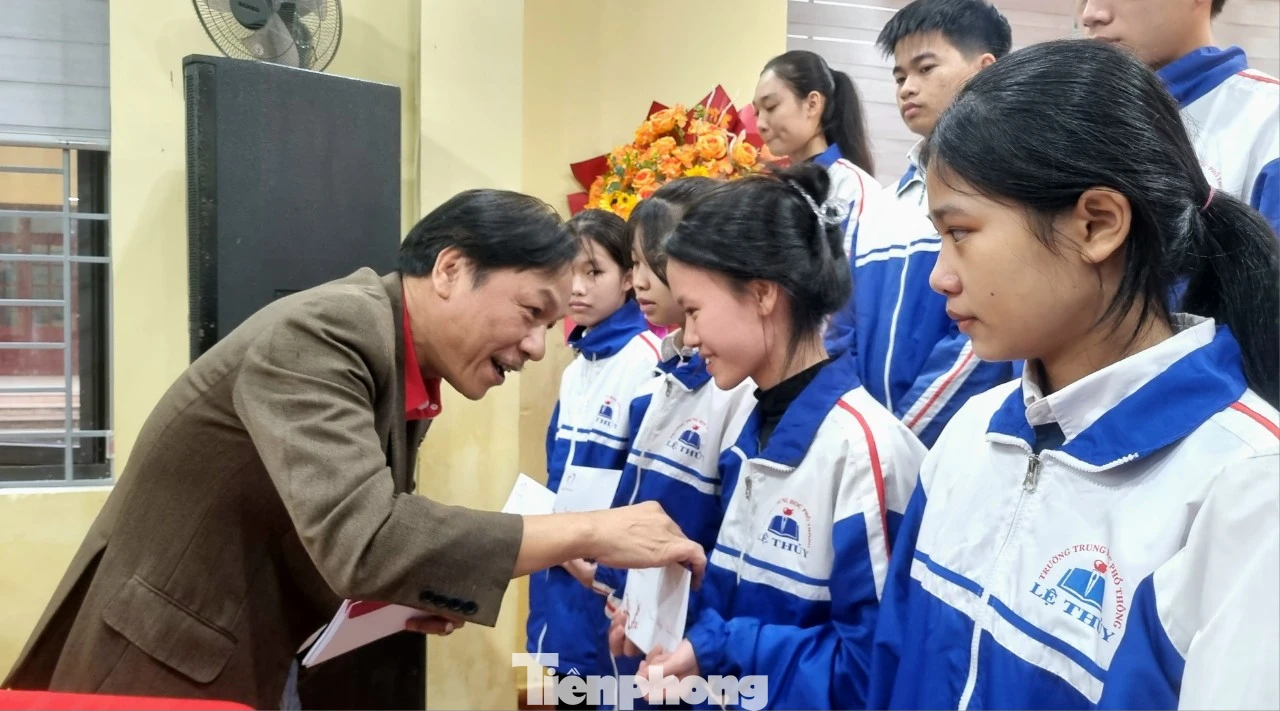 Nhà báo Lê Minh Toản trao quà cho các cháu học sinh khuyết tật tại Trung tâm chăm sóc trẻ em khuyết tật huyện Lệ Thủy và Trường THCS Xuân Thủy.