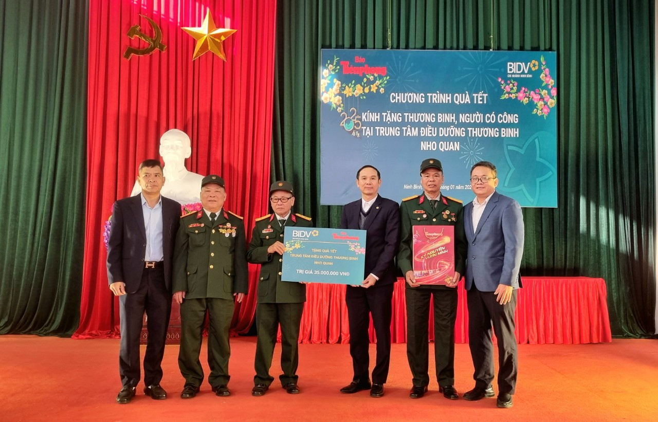 Ông Hoàng Hà, Phó Giám đốc BIDV Ninh Bình và nhà báo Hồ Sỹ Lực trao quà đến các bác thương binh Trung tâm điều dưỡng thương binh Nho Quan.