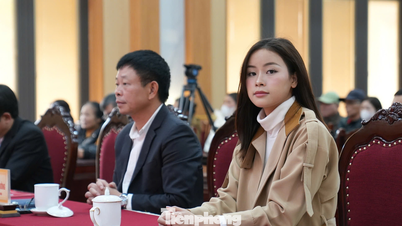 Á hậu cuộc thi Miss World Vietnam 2023 Đào Hiền dự buổi trao quà cho người khuyết tật huyện Ba Vì.