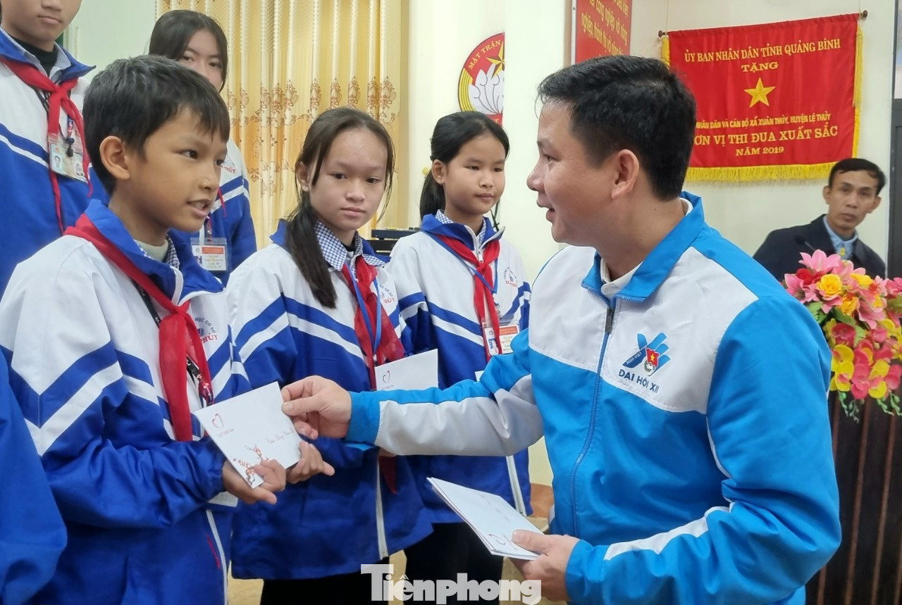 Anh Đặng Đại Bàng, Bí thư Tỉnh đoàn Quảng Bình tặng quà các cháu học sinh nghèo vượt khó.