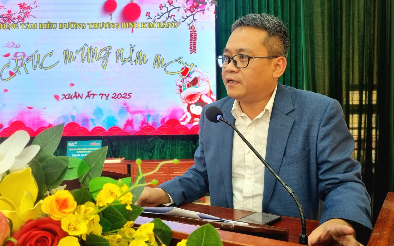 Nhà báo Hồ Sỹ Lực phát biểu động viên, chia sẻ với các bác thương binh tại Trung tâm điều dưỡng thương binh Kim Bảng.