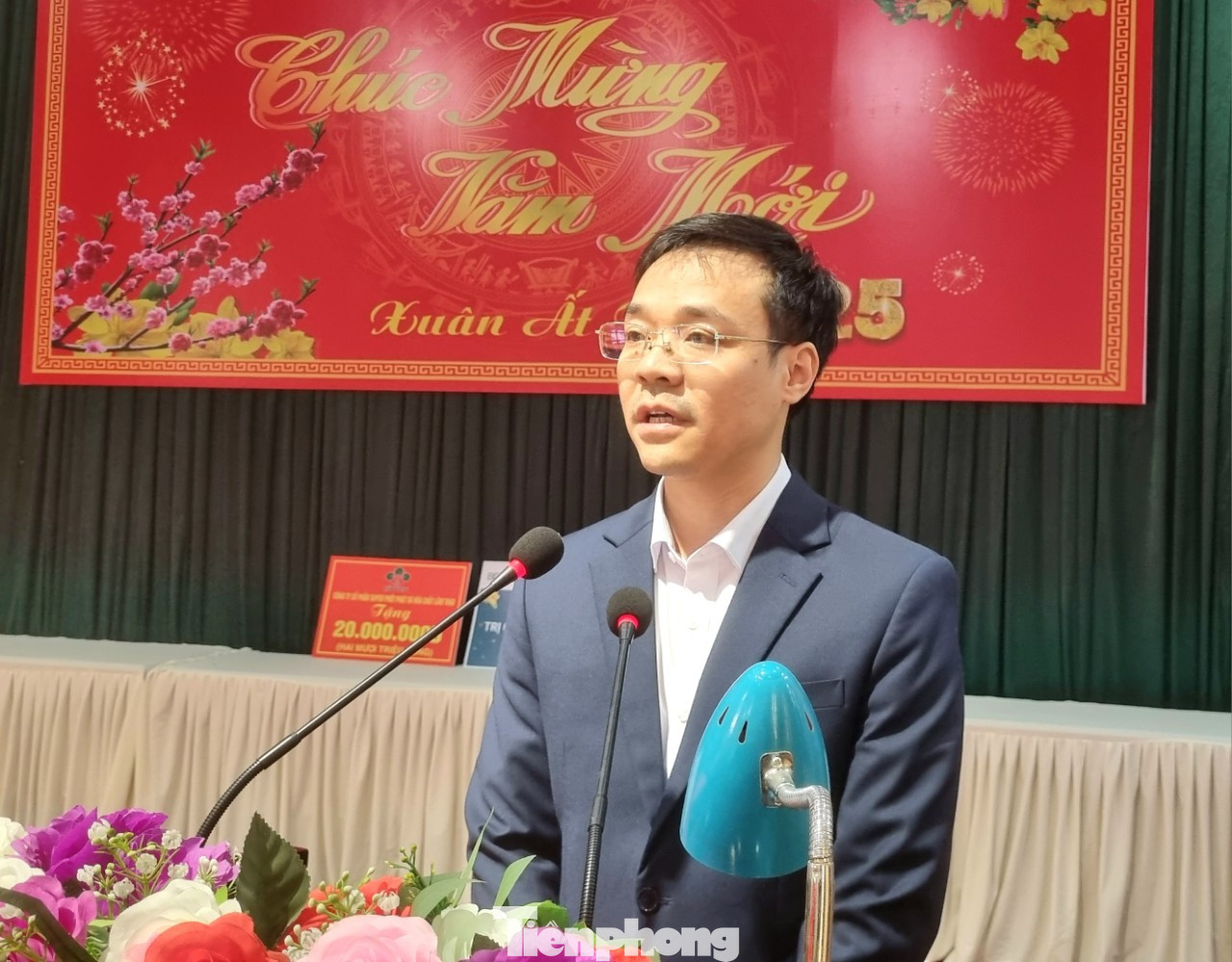 Nhà báo Hồ Sỹ Lực và ông Nguyễn Huy Tiến phát biểu tại buổi tặng quà tri ân các bác thương binh tại Trung tâm Điều dưỡng người có công tỉnh Phú Thọ. Nhà báo Hồ Sỹ Lực và ông Nguyễn Huy Tiến phát biểu tại buổi tặng quà tri ân các bác thương binh tại Trung tâm Điều dưỡng người có công tỉnh Phú Thọ.