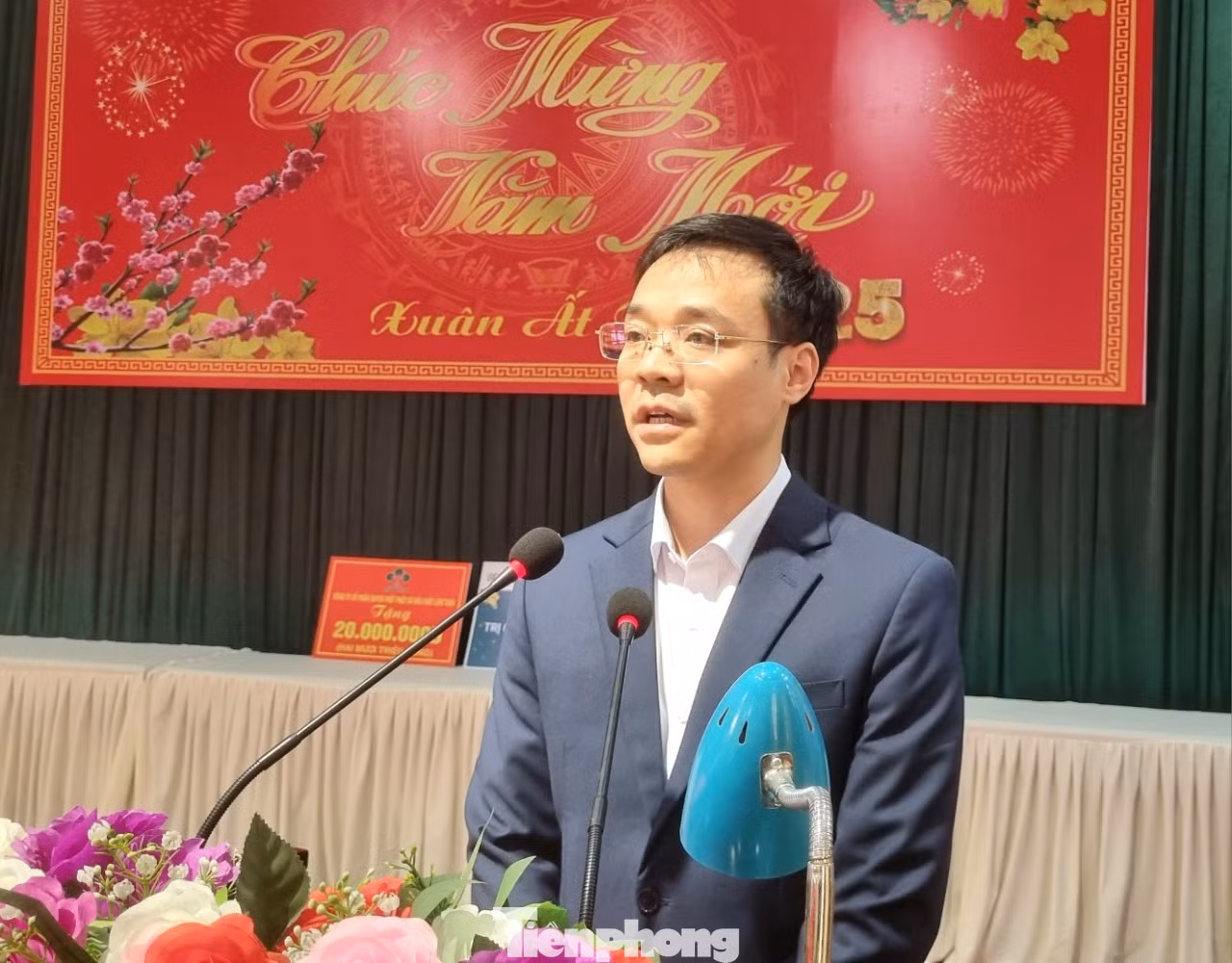 Nhà báo Hồ Sỹ Lực và ông Nguyễn Huy Tiến phát biểu tại buổi tặng quà tri ân các bác thương binh tại Trung tâm Điều dưỡng người có công tỉnh Phú Thọ.