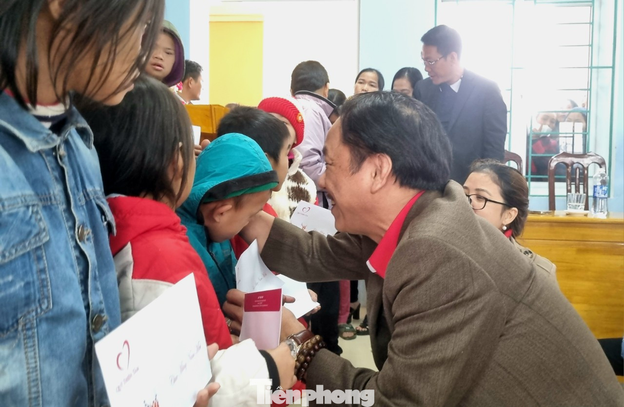 Nhà báo Lê Minh Toản trao quà cho các cháu học sinh khuyết tật tại Trung tâm chăm sóc trẻ em khuyết tật huyện Lệ Thủy và Trường THCS Xuân Thủy.