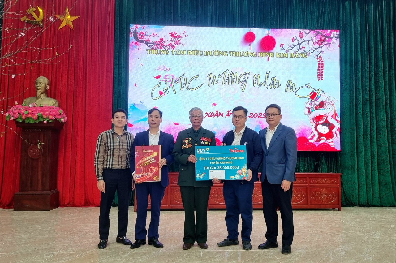 Ông Phạm Nghi Sơn, Phó Giám đốc BIDV Hà Nam và nhà báo Hồ Sỹ Lực trao quà đến các bác thương binh Trung tâm điều dưỡng thương binh Kim Bảng.