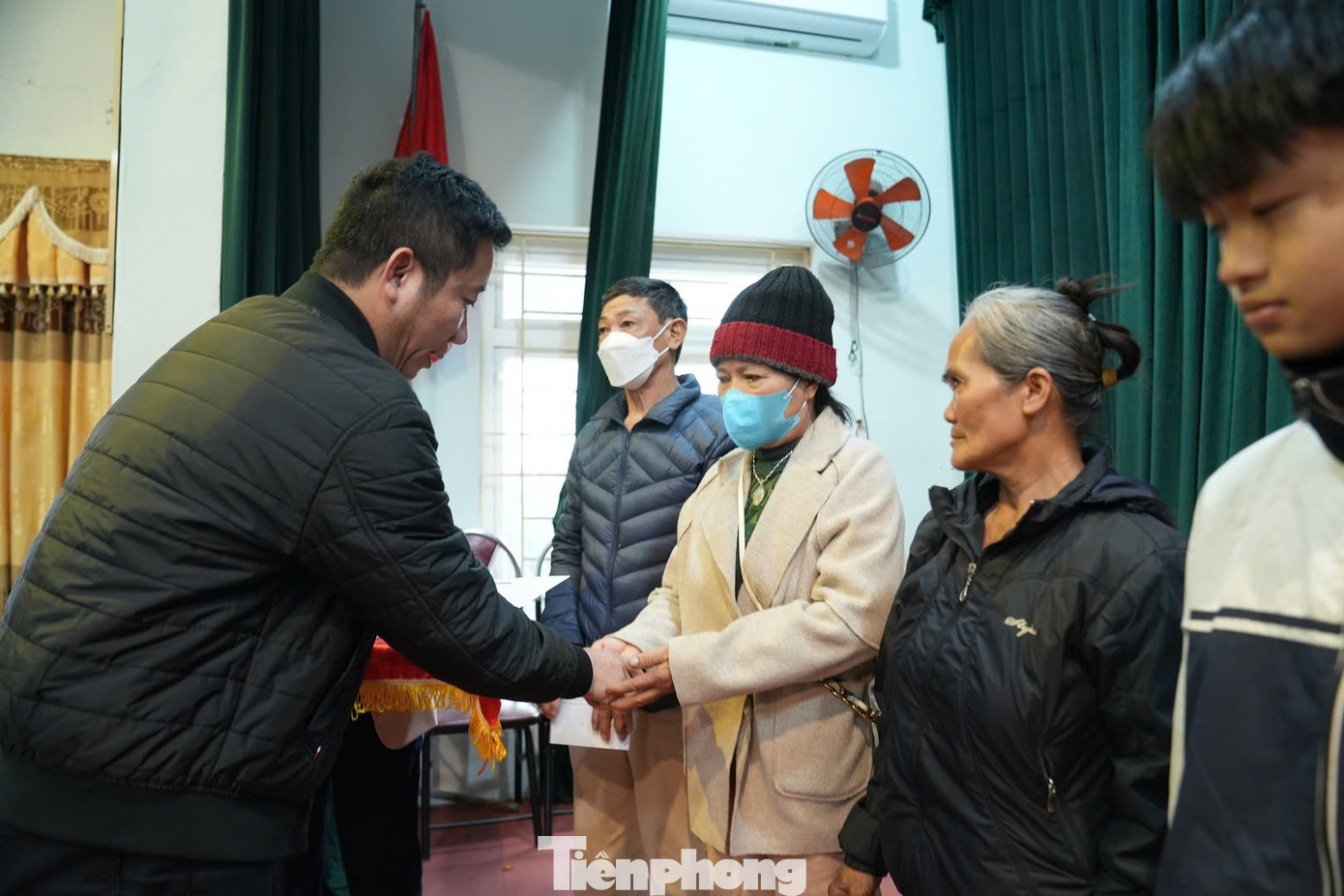 Nhà báo Hoàng Minh Đức, Ban Thời sự - Nội chính, báo Tiền Phong trao quà cho người có hoàn cảnh khó khăn xã Cẩm Lĩnh, huyện Ba Vì.