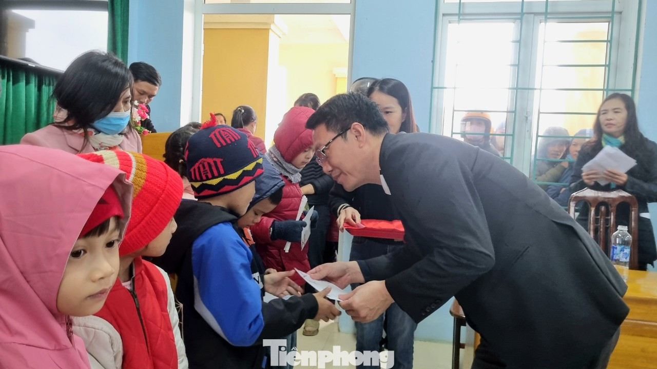 Nhà báo Nguyễn Hoàng Nam, phóng viên báo Tiền Phong thường trú tại tỉnh Quảng Bình trao qua các học sinh nghèo.