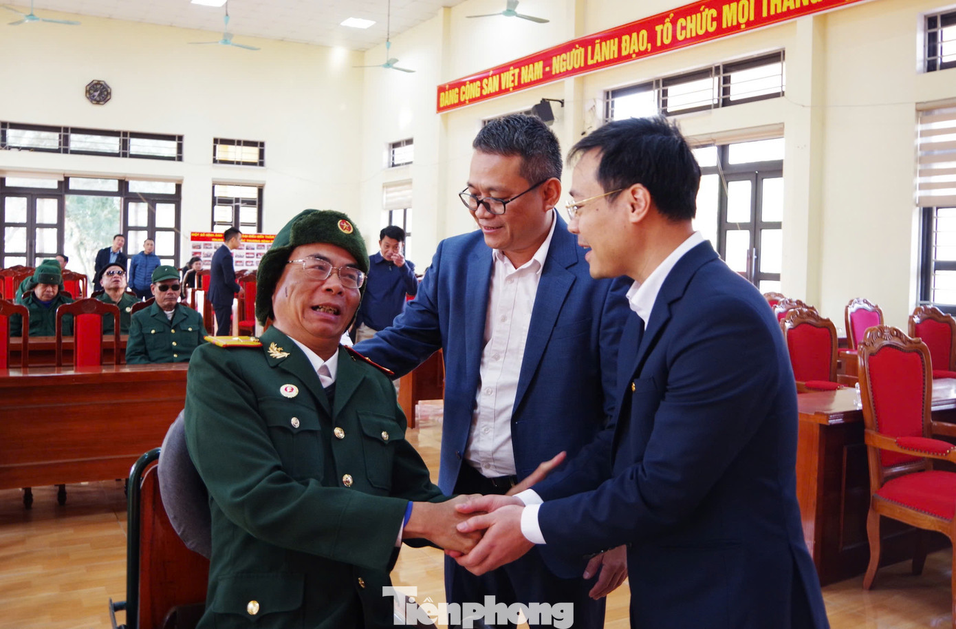 Nhà báo Hồ Sỹ Lực, Phó Trưởng ban Bạn đọc và Công tác xã hội, báo Tiền Phong (đứng giữa) và ông Nguyễn Huy Tiến, Giám đốc Phòng giao dịch Lạc Long Quân, BIDV chi nhánh Phú Thọ (bên phải) động viên thương binh đang điều trị tại Trung tâm Điều dưỡng người có công tỉnh Phú Thọ. Nhà báo Hồ Sỹ Lực, Phó Trưởng ban Bạn đọc và Công tác xã hội, báo Tiền Phong (đứng giữa) và ông Nguyễn Huy Tiến, Giám đốc Phòng giao dịch Lạc Long Quân, BIDV chi nhánh Phú Thọ (bên phải) động viên thương binh đang điều trị tại Trung tâm Điều dưỡng người có công tỉnh Phú Thọ.