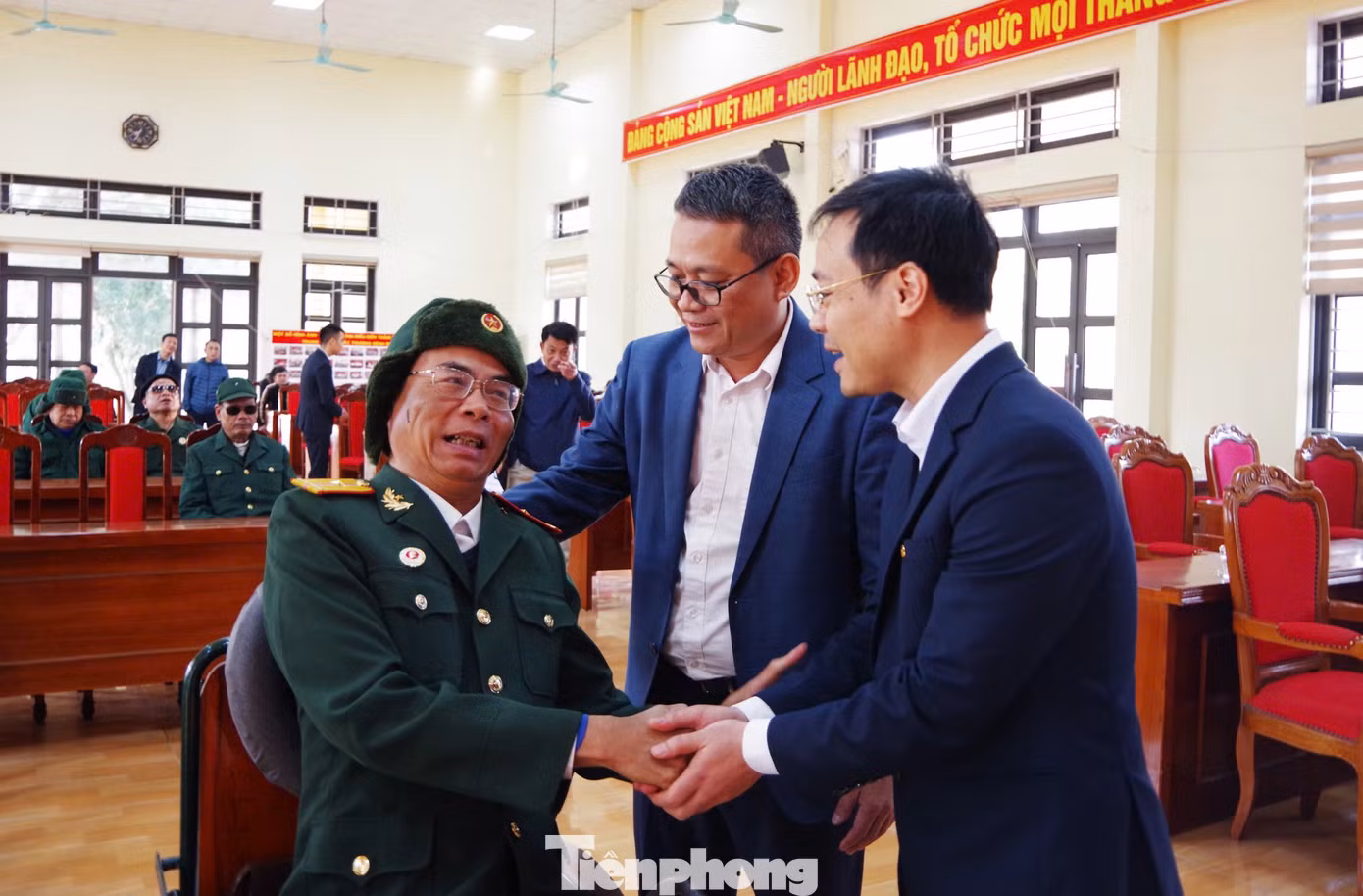 Nhà báo Hồ Sỹ Lực, Phó Trưởng ban Bạn đọc và Công tác xã hội, báo Tiền Phong (đứng giữa) và ông Nguyễn Huy Tiến, Giám đốc Phòng giao dịch Lạc Long Quân, BIDV chi nhánh Phú Thọ (bên phải) động viên thương binh đang điều trị tại Trung tâm Điều dưỡng người có công tỉnh Phú Thọ.