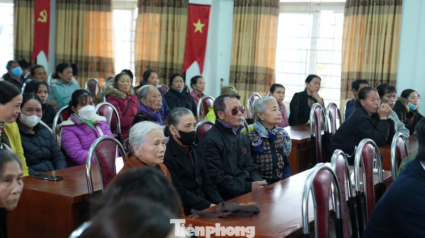 Bà con xã Cẩm Lĩnh tham dự buổi tặng quà.