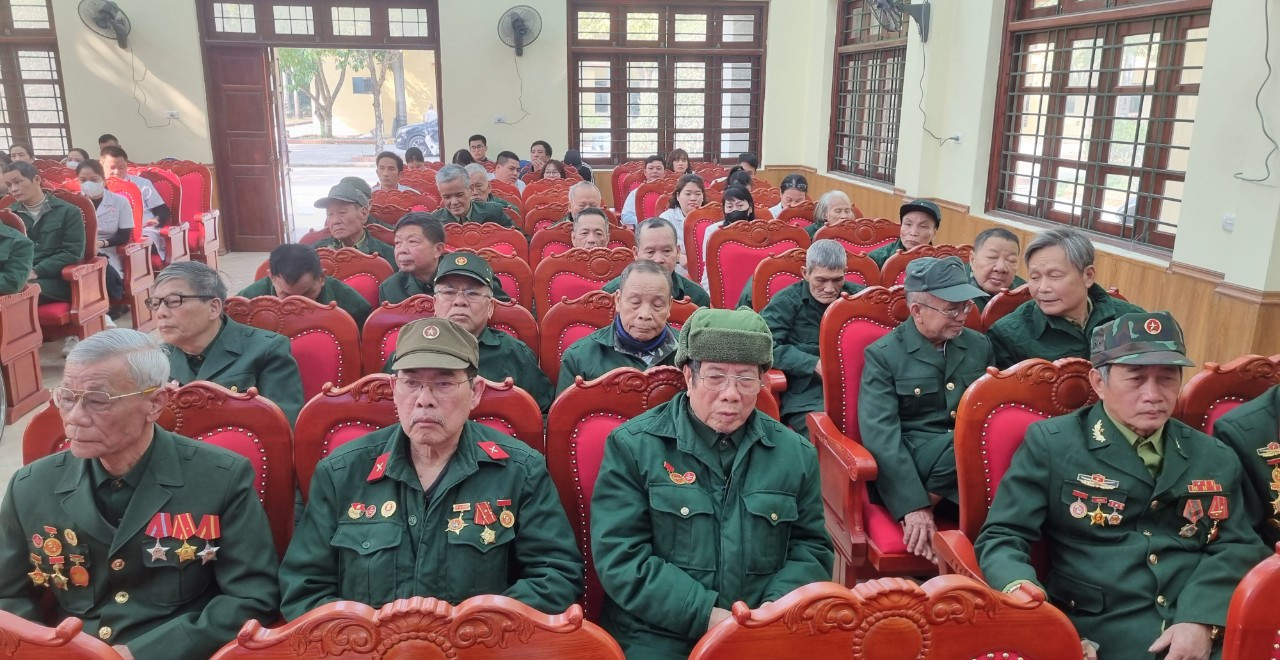 Các bác thương binh Trung tâm điều dưỡng thương binh Kim Bảng dự buổi trao quà Tết.