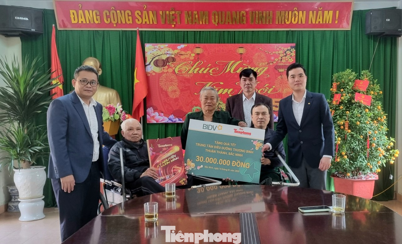 Đại diện hai đơn vị trao quà Trung tâm Điều dưỡng thương binh Thuận Thành. Đại diện hai đơn vị trao quà Trung tâm Điều dưỡng thương binh Thuận Thành.