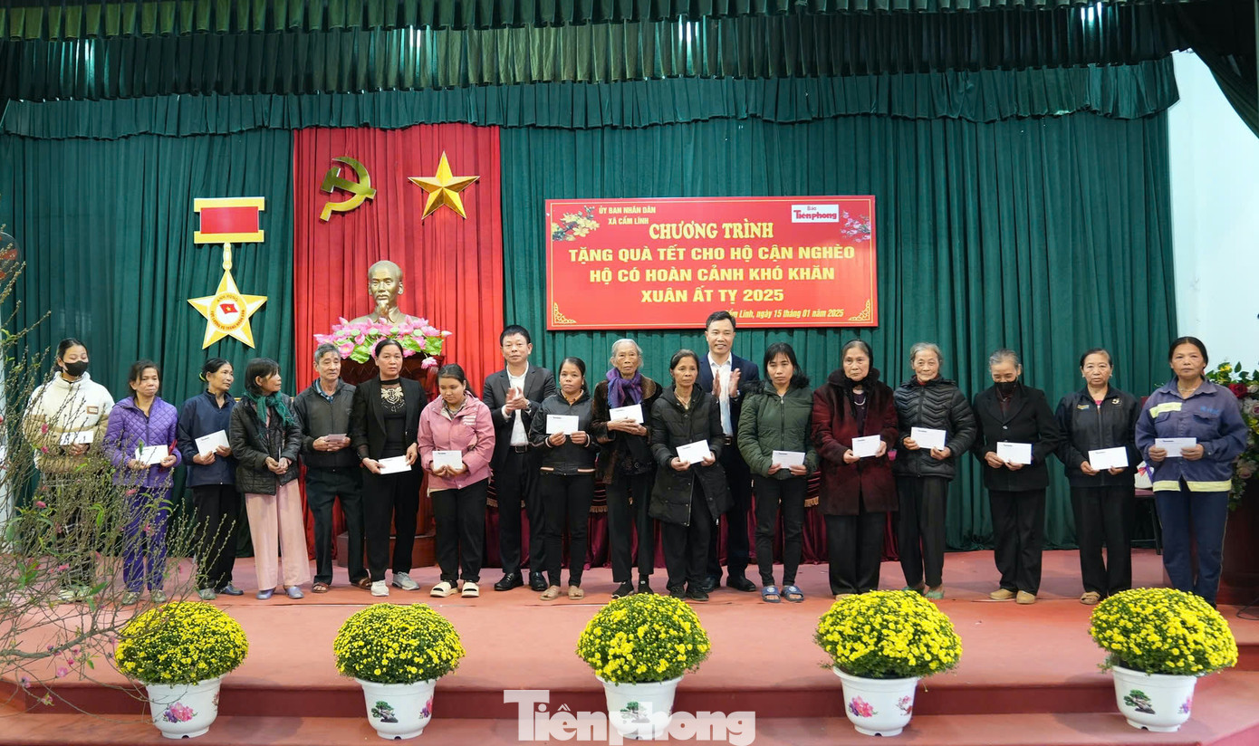 Nhà báo Phùng Công Sưởng và ông Chu Xuân Cừ, Bí thư Đảng ủy xã Cẩm Lĩnh trao quà đến bà con có hoàn cảnh khó khăn trên địa bàn