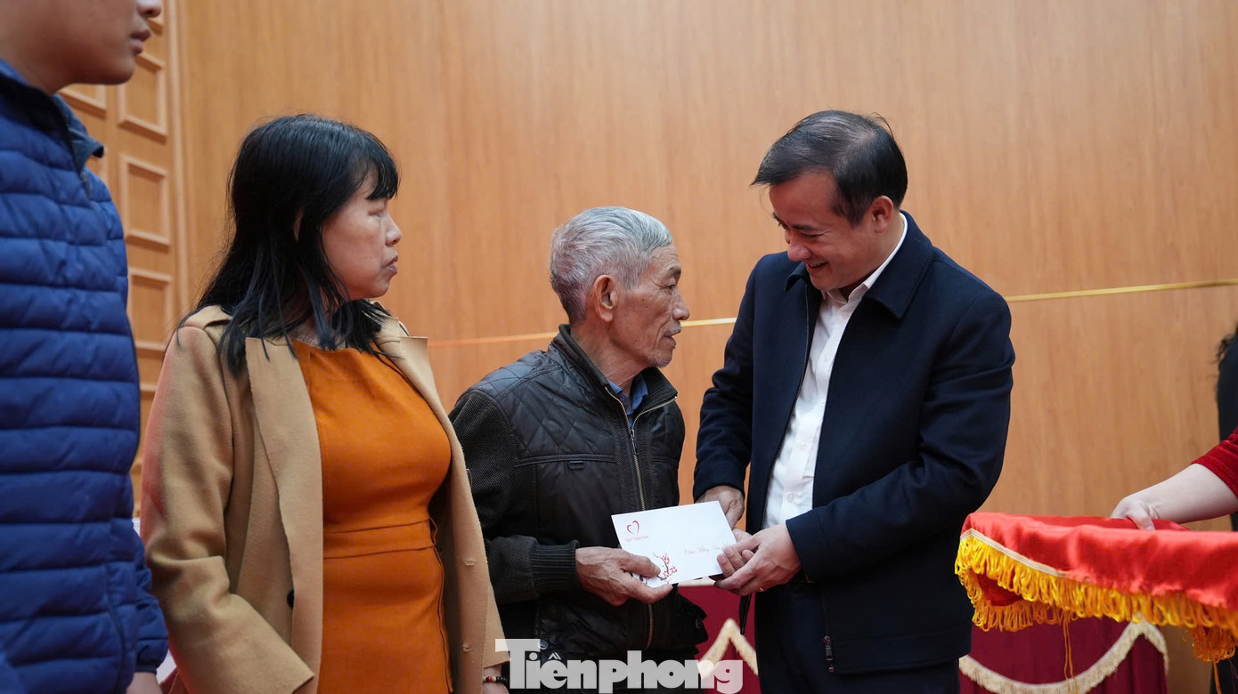 Ông Đỗ Mạnh Hưng trao quà Tết bà con khuyết tật huyện Ba Vì.