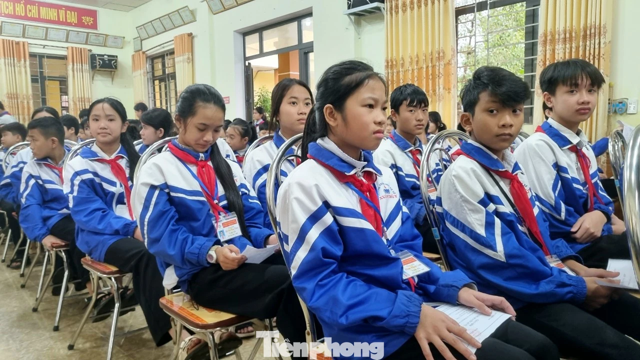 Quang cảnh buổi trao quà Tết học sinh nghèo tại Trường THCS Xuân Thủy, huyện Lệ Thủy, tỉnh Quảng Bình.