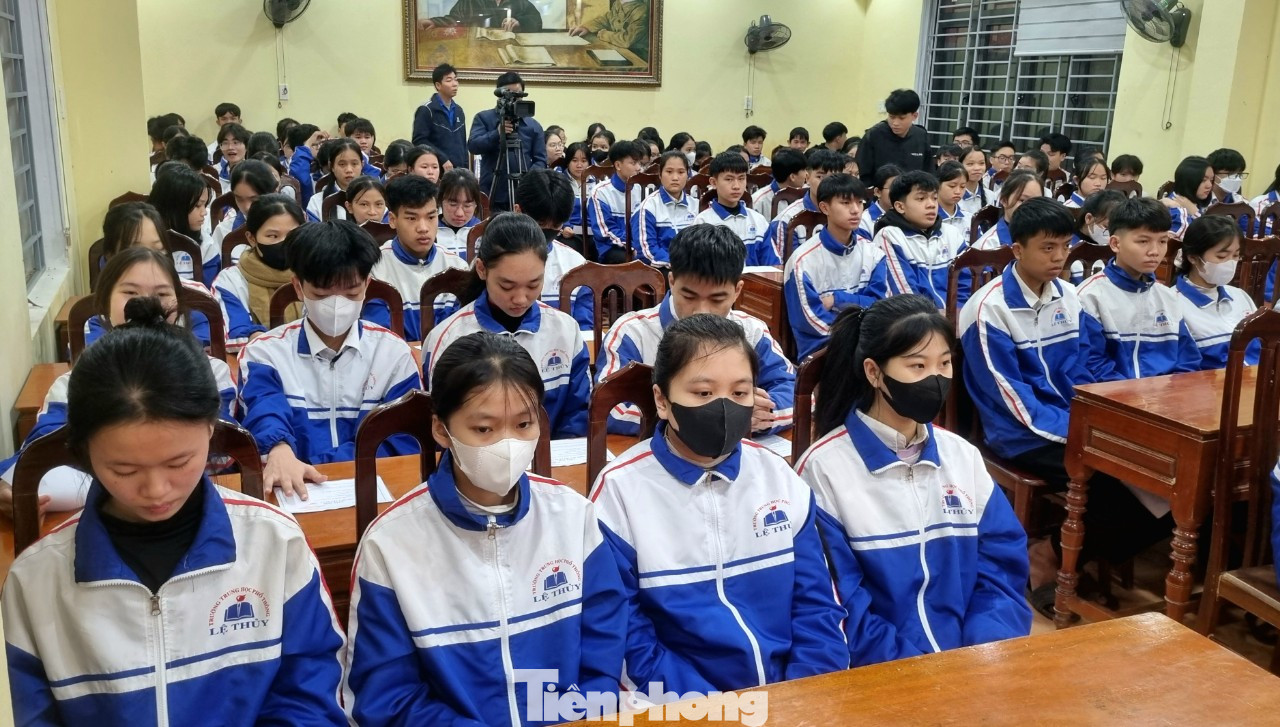 Quang cảnh buổi trao quà học sinh nghèo Trường THPT Lệ Thủy.