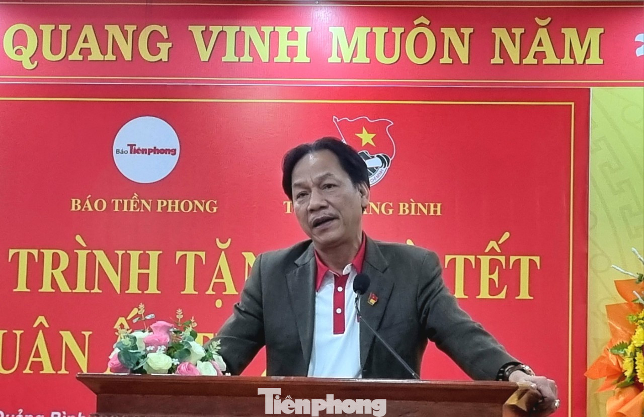 Nhà báo Lê Minh Toản phát biểu động viên học sinh nghèo tại Trường THPT Lệ Thủy, huyện Lệ Thủy, tỉnh Quảng Bình.