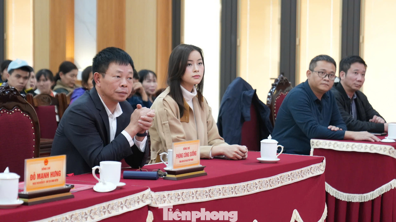 Á hậu cuộc thi Miss World Vietnam 2023 Đào Hiền dự buổi trao quà cho người khuyết tật huyện Ba Vì.