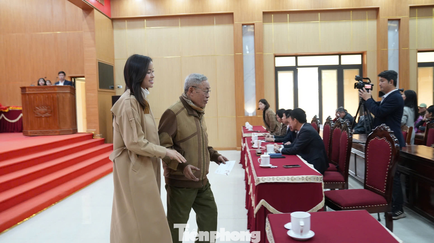 Á hậu cuộc thi Miss World Vietnam 2023 Đào Hiền hỗ trợ người khuyết tật tại buổi trao quà