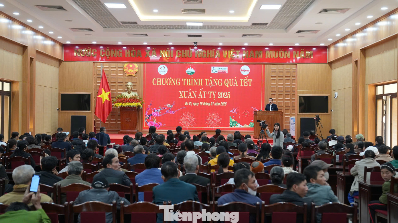 Quang cảnh buổi trao quà