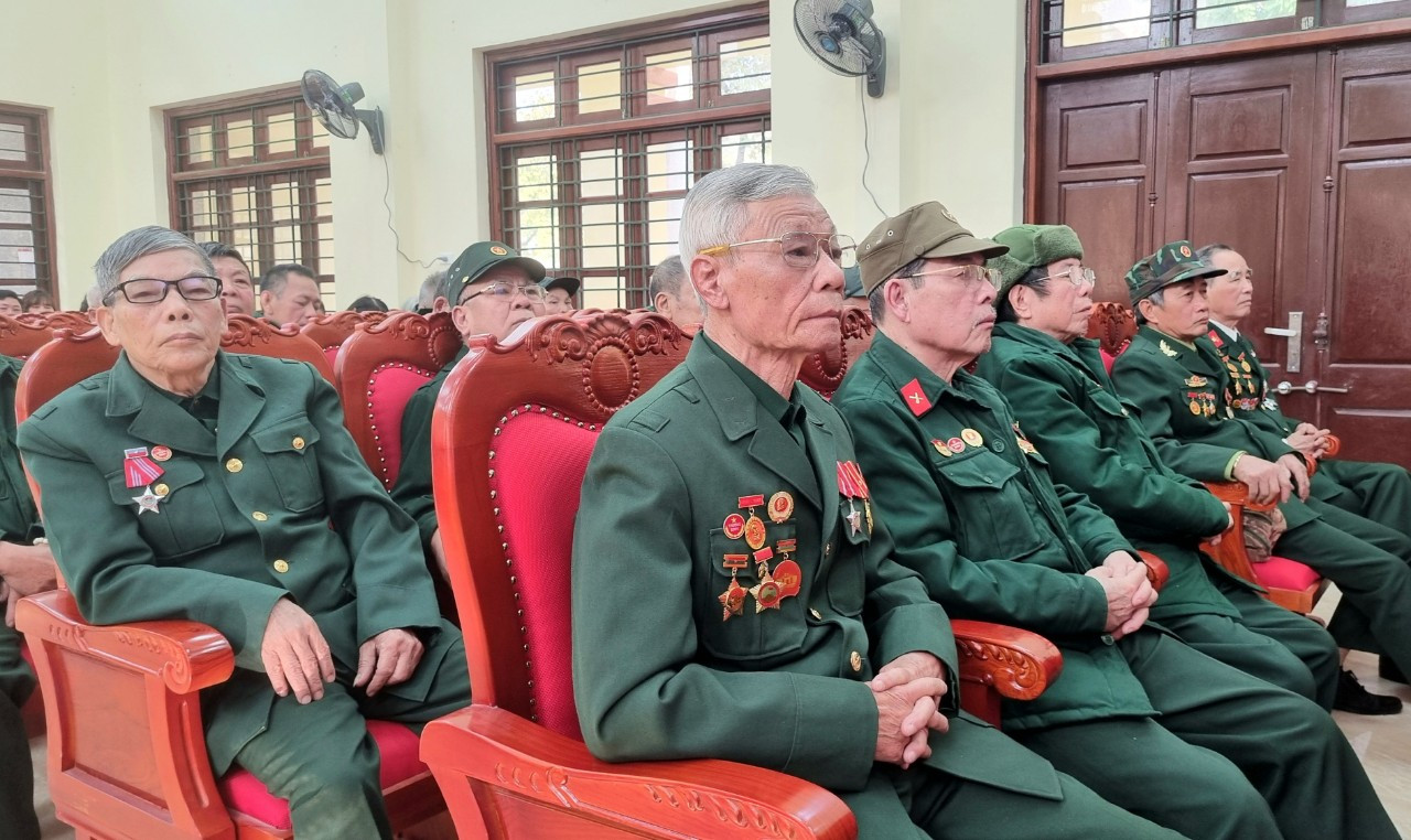 Các bác thương binh Trung tâm điều dưỡng thương binh Kim Bảng dự buổi trao quà Tết.