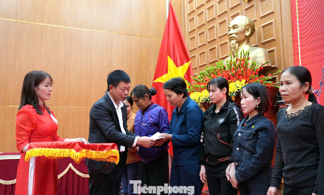 Nhà báo Phùng Công Sưởng trao quà đến người khuyết tật