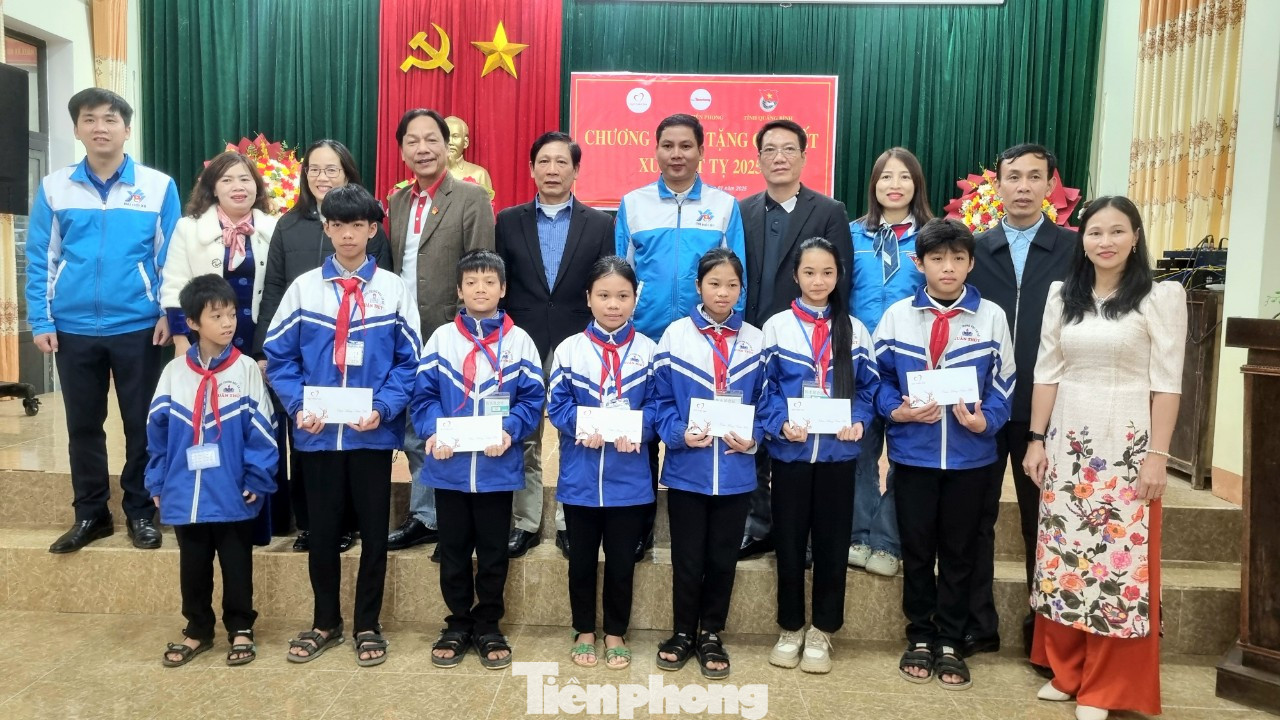 Các đại biểu chụp ảnh cùng học sinh Trường THCS Xuân Thủy.