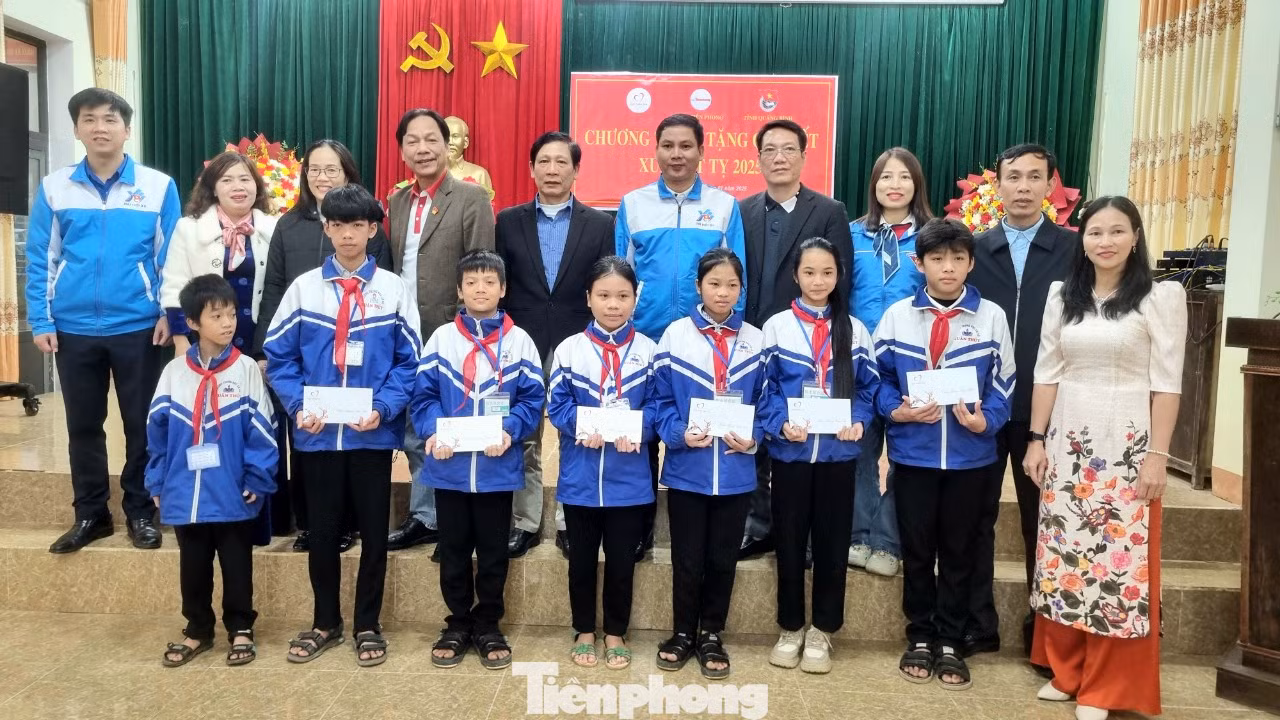 Các đại biểu chụp ảnh cùng học sinh Trường THCS Xuân Thủy.