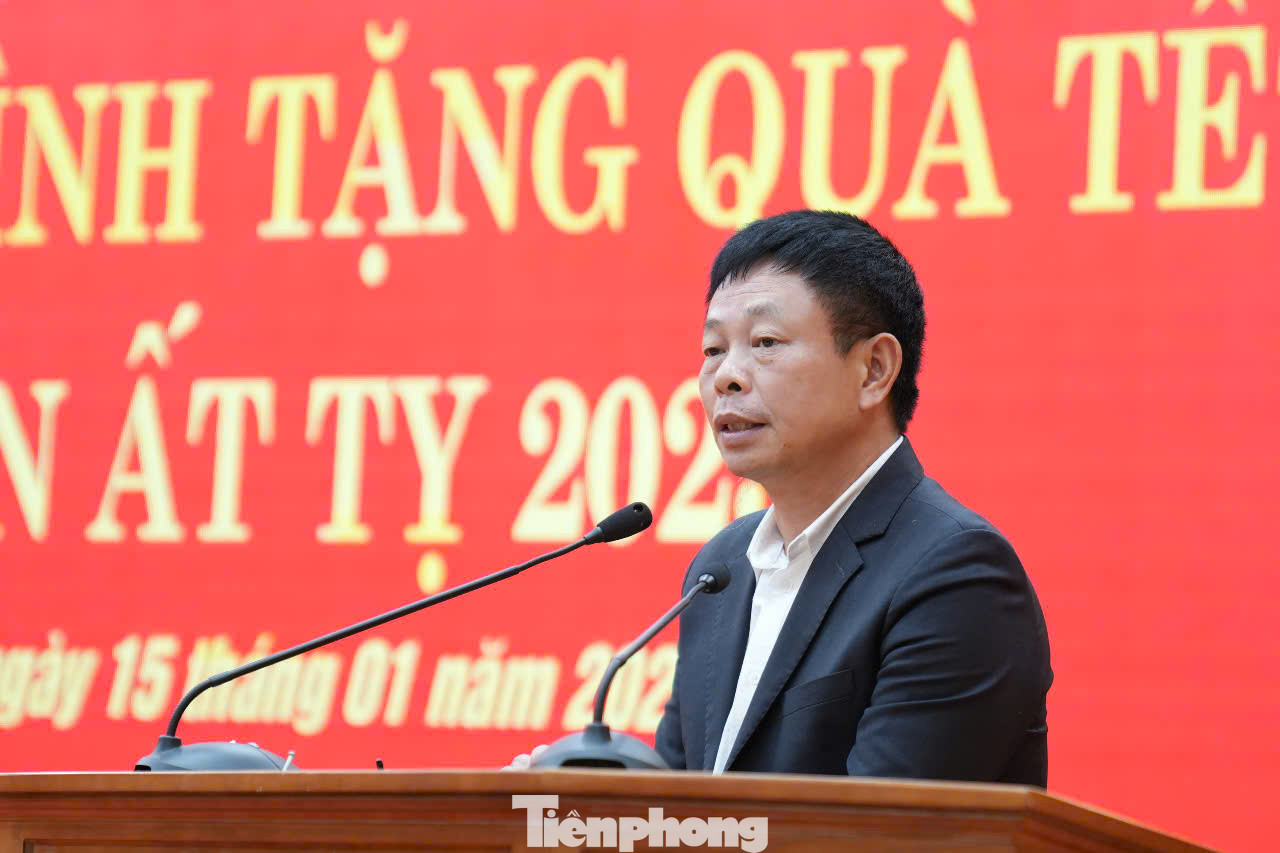 Nhà báo Phùng Công Sưởng phát biểu tại chương trình